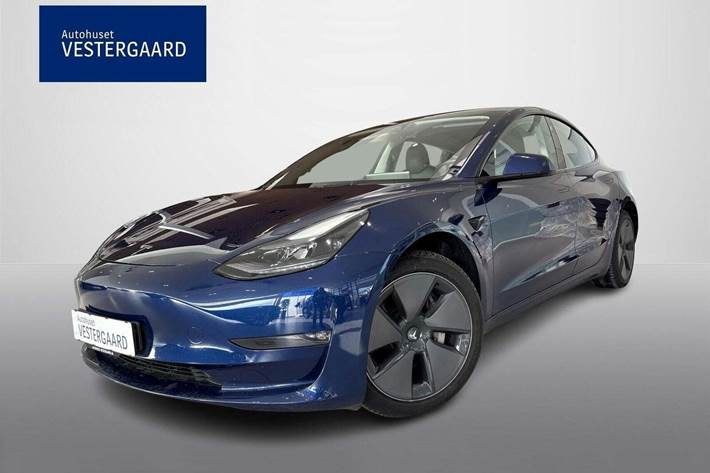 Blå Tesla Model 3 fra 2023 set udefra
