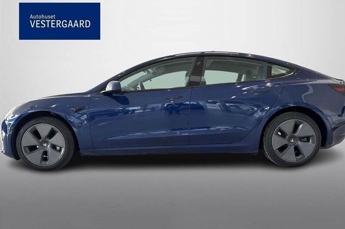 Blå Tesla Model 3 fra 2023