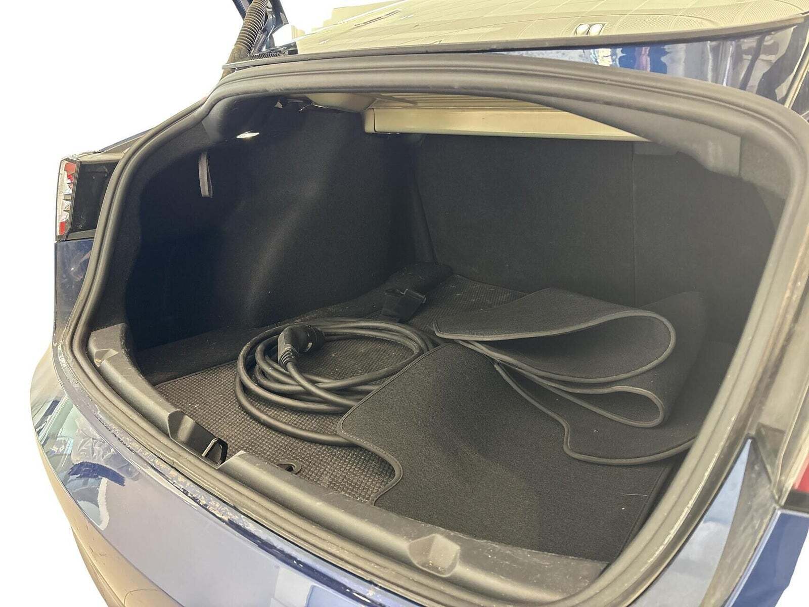 Blå Tesla Model 3 fra 2023