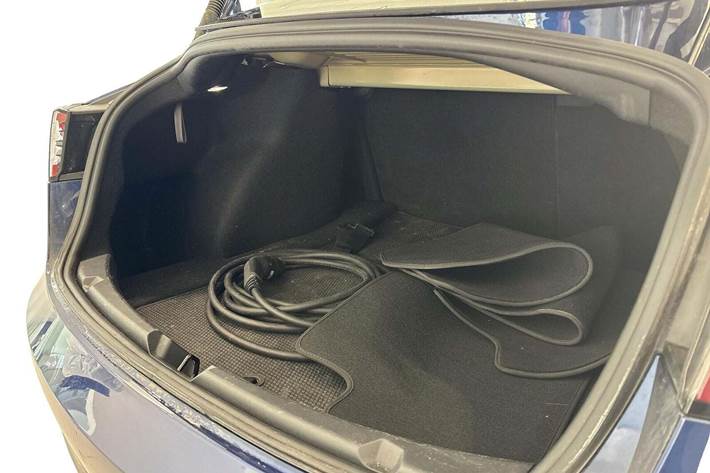 Blå Tesla Model 3 fra 2023