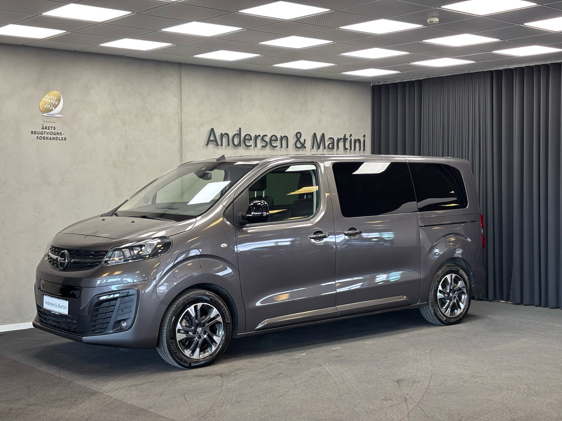 Grå Opel Zafira-e Life fra 2024