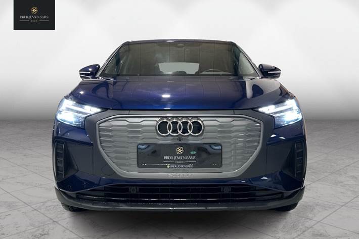 Blå Audi Q4 fra 2023