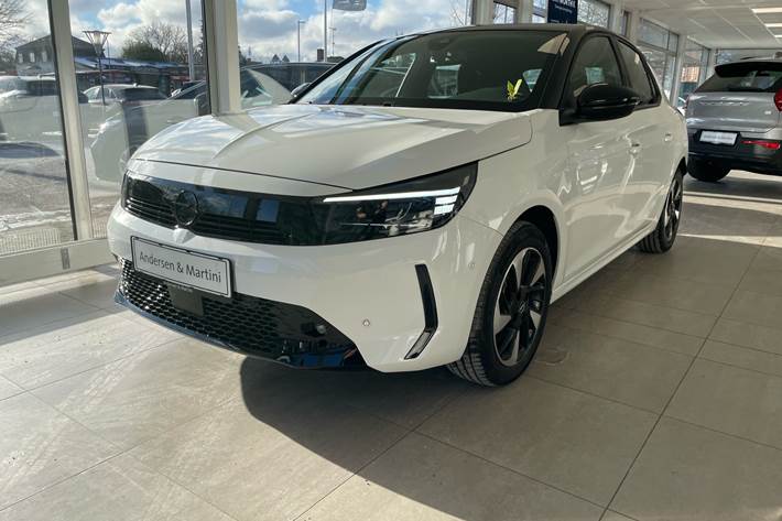 Hvid Opel Corsa-e fra 2024 set udefra