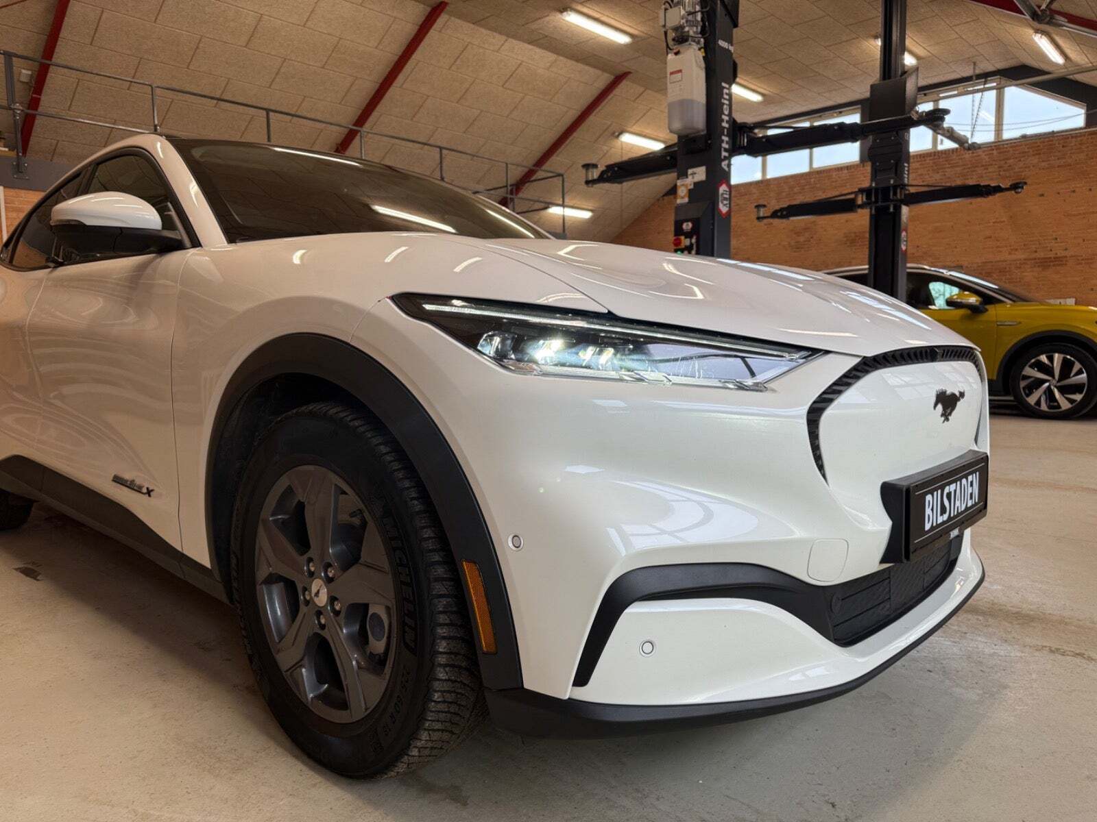 Hvid Ford Mustang Mach-E fra 2022