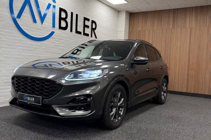 Grå Ford Kuga fra 2022 set udefra