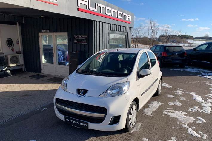 Grøn Peugeot 107 fra 2010 set udefra