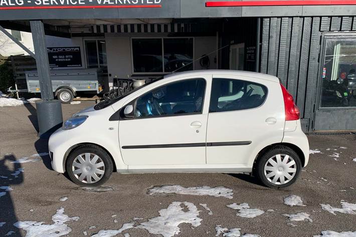 Grøn Peugeot 107 fra 2010