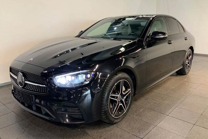 Sort Mercedes E300 de fra 2021 set udefra