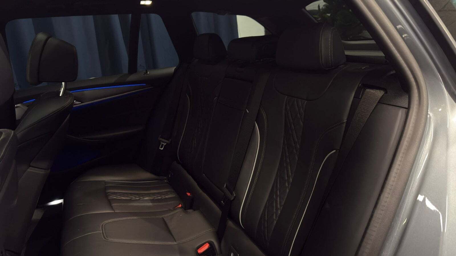 Grå BMW 530d fra 2020