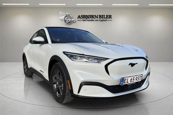Hvid Ford Mustang Mach-E fra 2023 set udefra