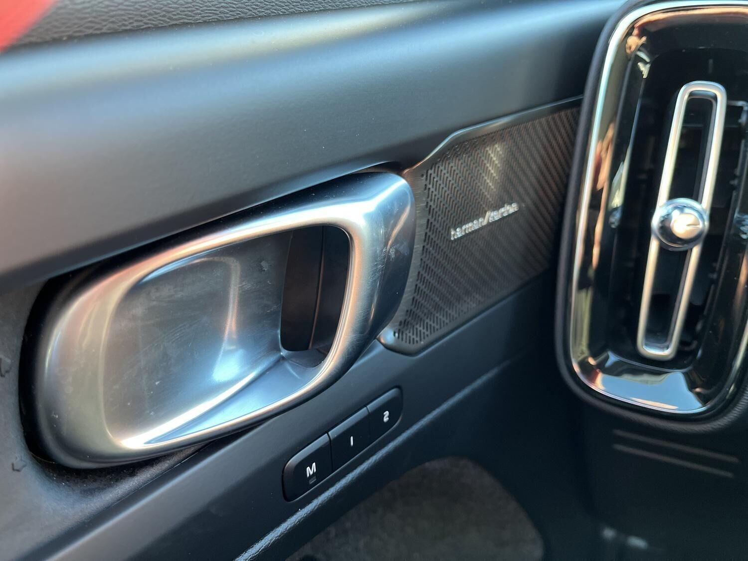 Sort Volvo EX40 fra 2025