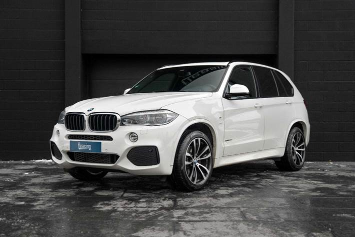 Hvid BMW X5 fra 2018 set udefra