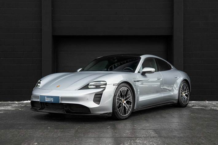 Sølv Porsche Taycan Turbo fra 2020