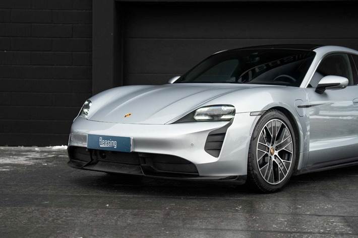 Sølv Porsche Taycan Turbo fra 2020