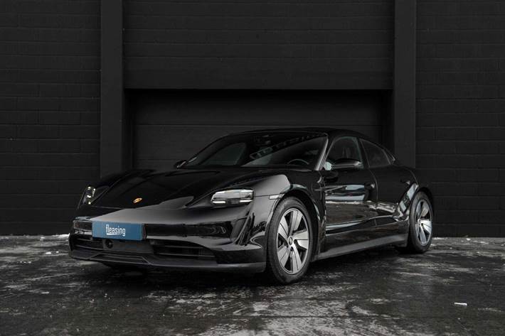 Sort Porsche Taycan fra 2021 set udefra