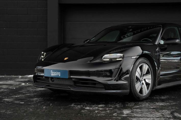 Sort Porsche Taycan fra 2021
