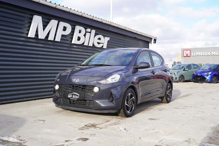 Grå Hyundai i10 fra 2023 set udefra