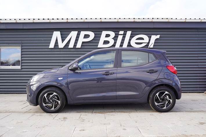 Grå Hyundai i10 fra 2023