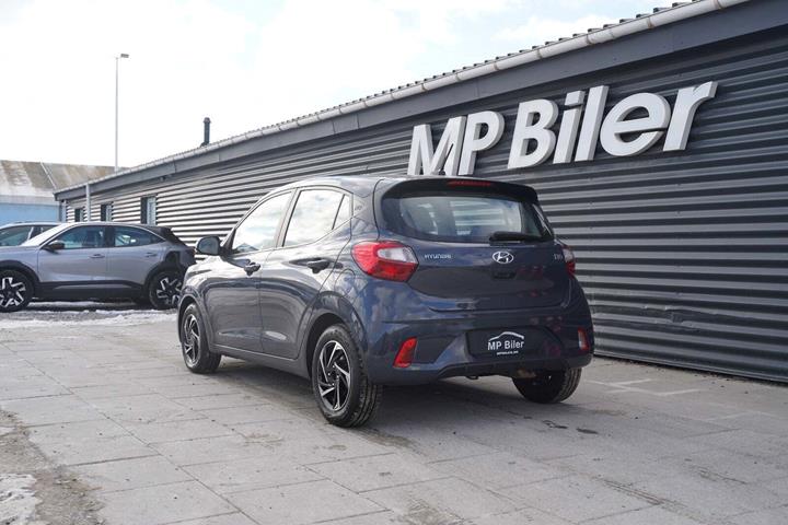 Grå Hyundai i10 fra 2023