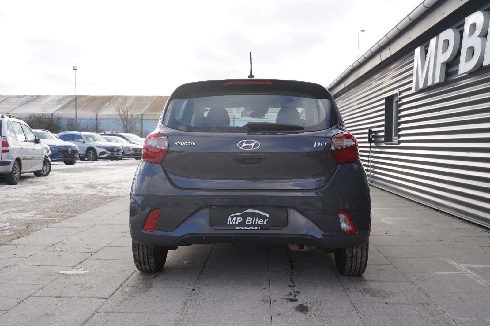 Grå Hyundai i10 fra 2023