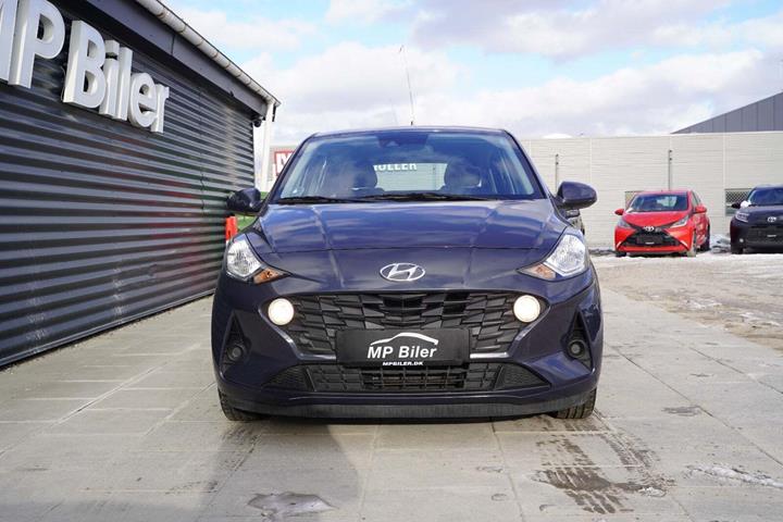Grå Hyundai i10 fra 2023