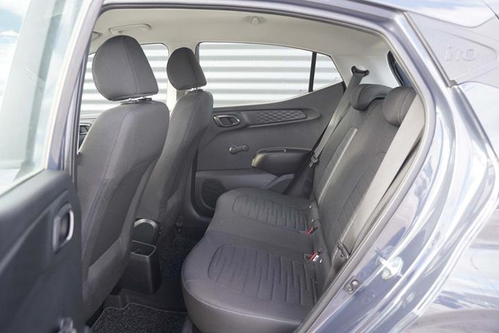 Grå Hyundai i10 fra 2023