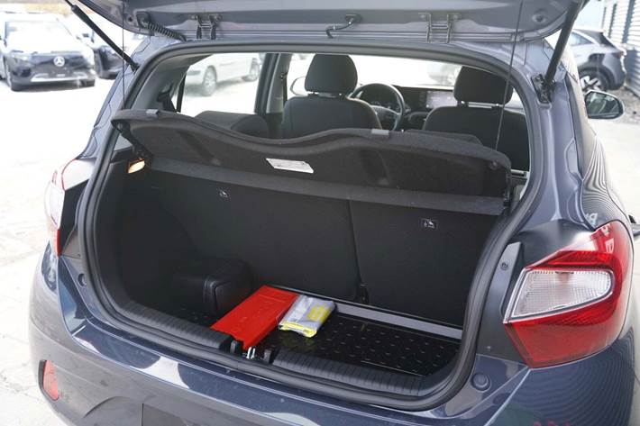 Grå Hyundai i10 fra 2023