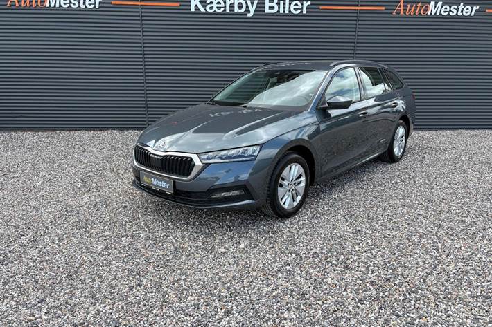 Blå Skoda Octavia fra 2021 set udefra