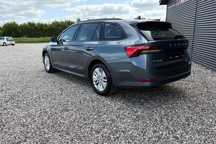 Blå Skoda Octavia fra 2021