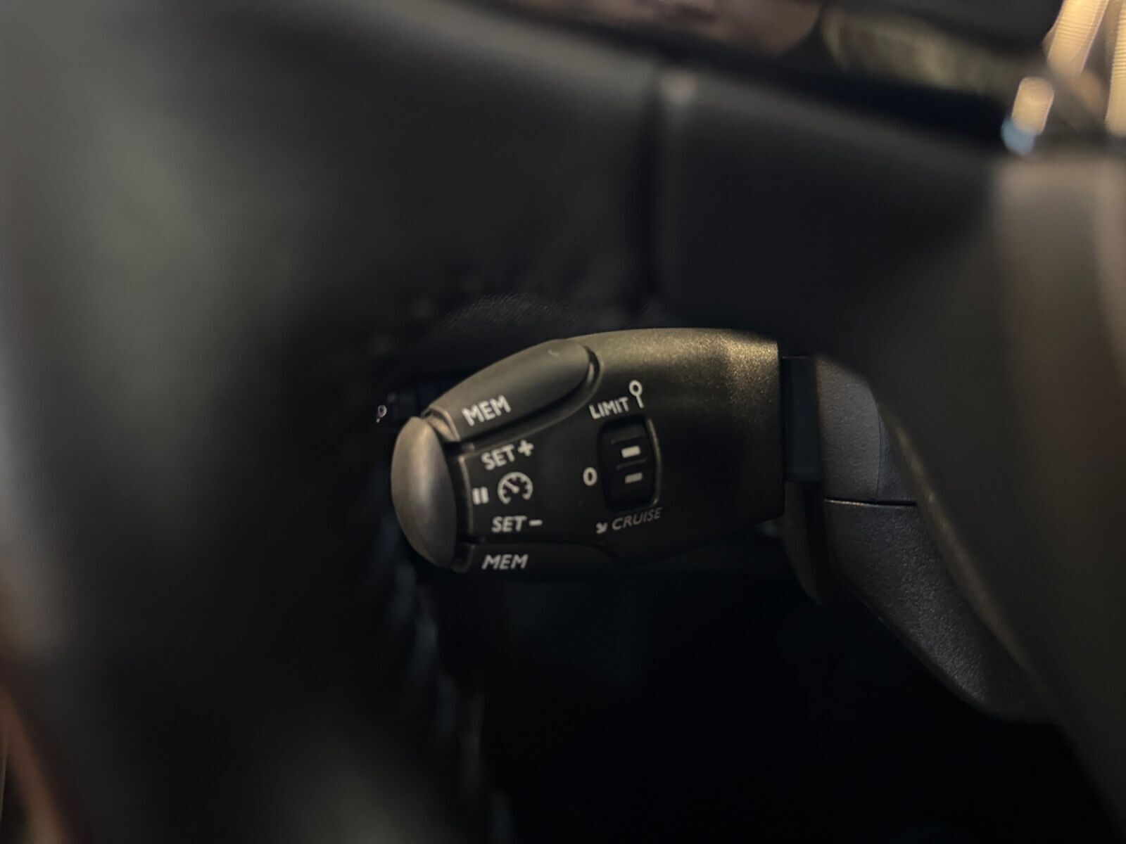 Grå Peugeot e-2008 fra 2025