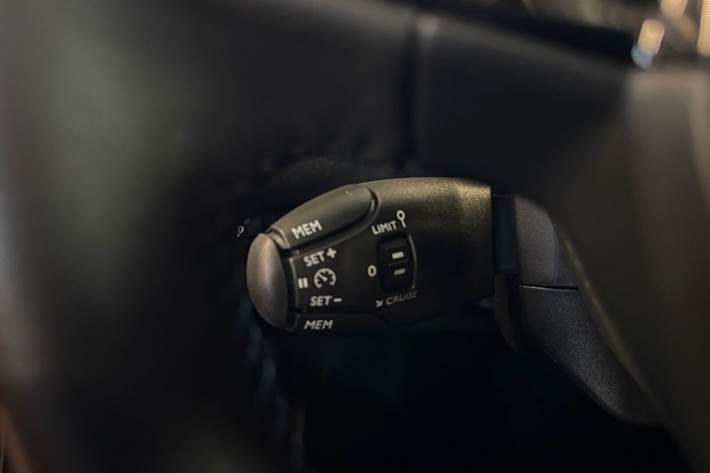 Grå Peugeot e-2008 fra 2025