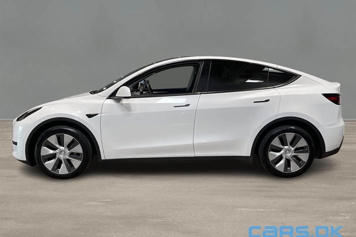 Hvid Tesla Model Y fra 2023
