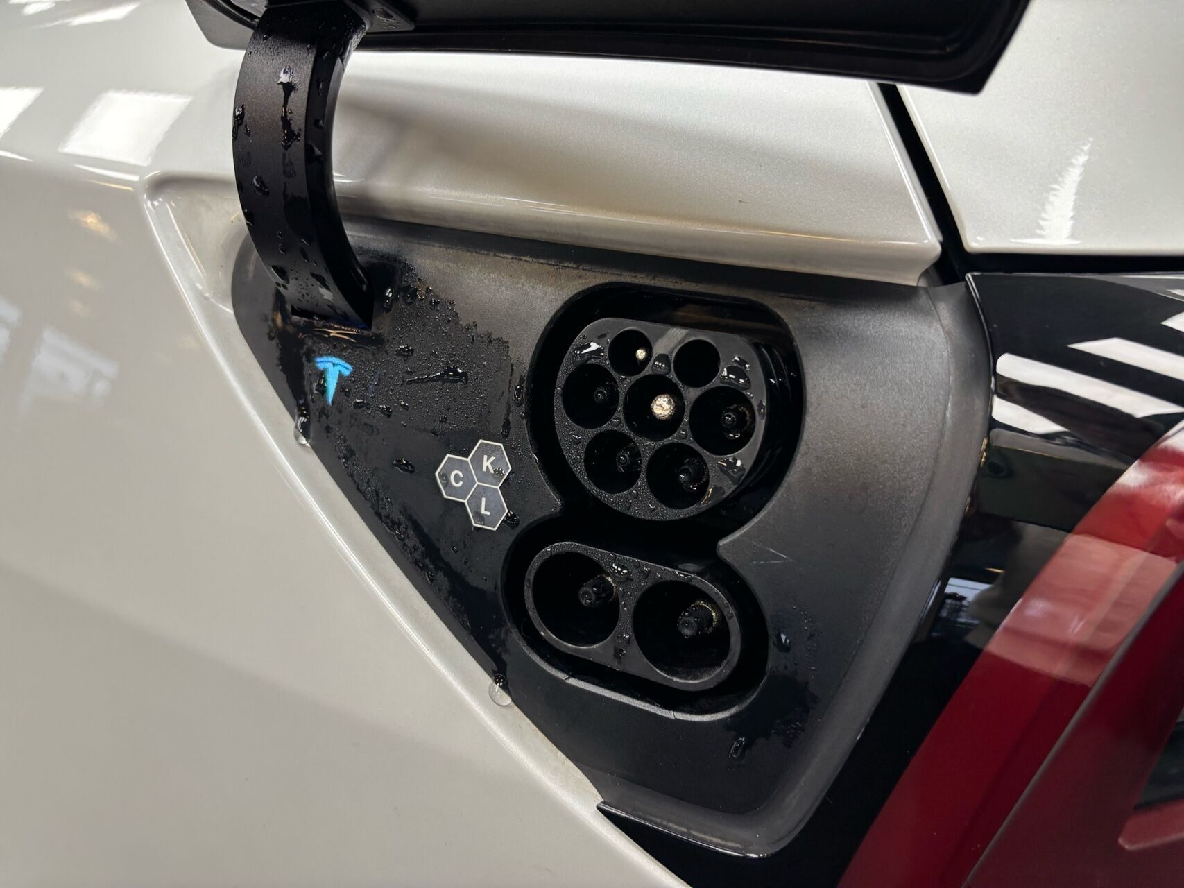 Hvid Tesla Model Y fra 2024