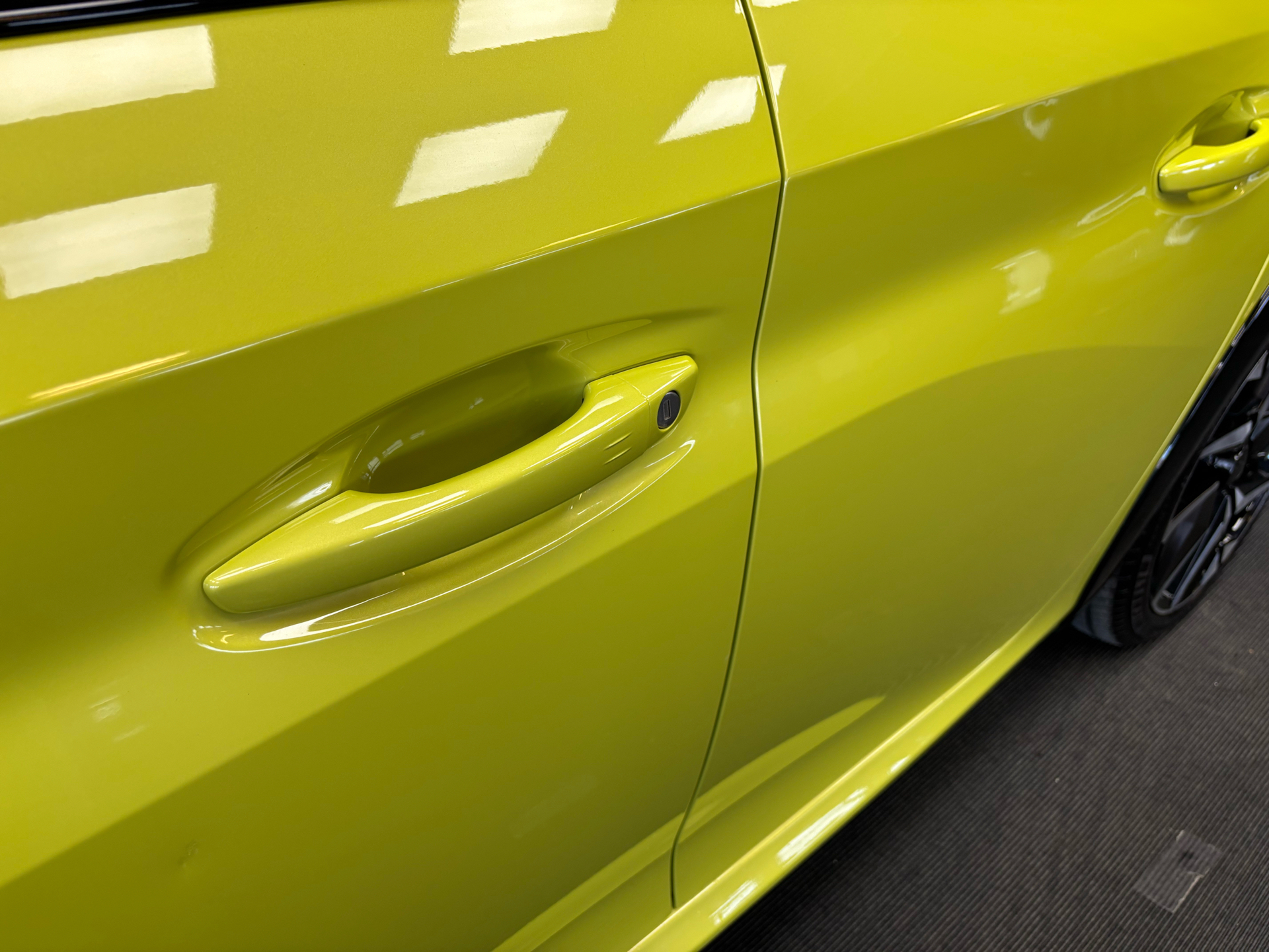 Gul Peugeot e-208 fra 2024