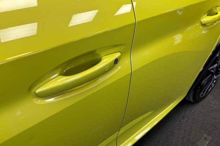 Gul Peugeot e-208 fra 2024