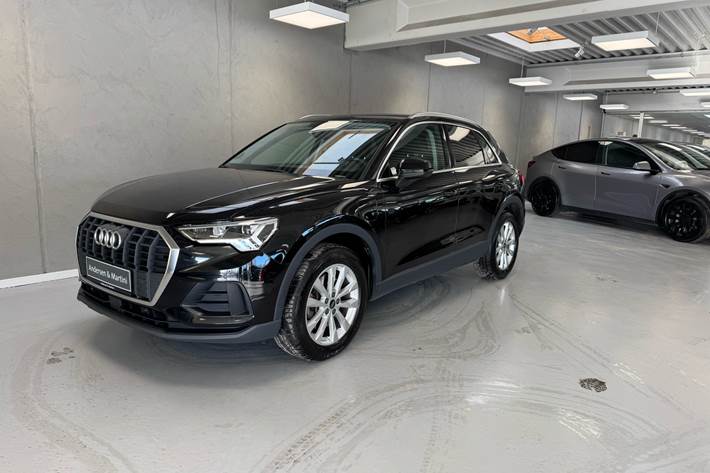Sort Audi Q3 fra 2022 set udefra