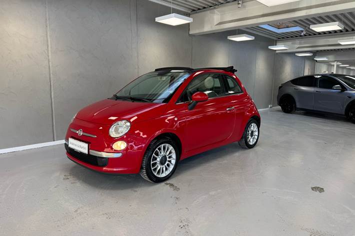 Rød Fiat 500C fra 2011