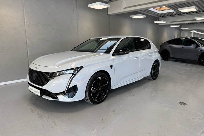 Hvid Peugeot E-308 fra 2023 set udefra