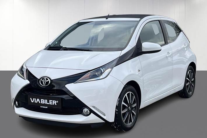 Hvid Toyota Aygo fra 2015 set udefra