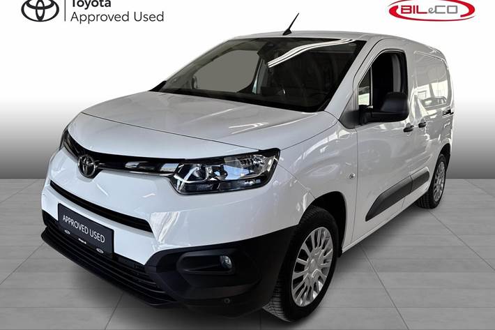 Hvid Toyota ProAce City fra 2022 set udefra