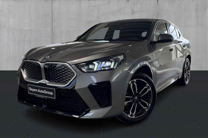 Grå BMW iX2 fra 2025 set udefra