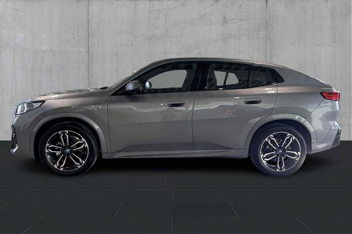 Grå BMW iX2 fra 2025