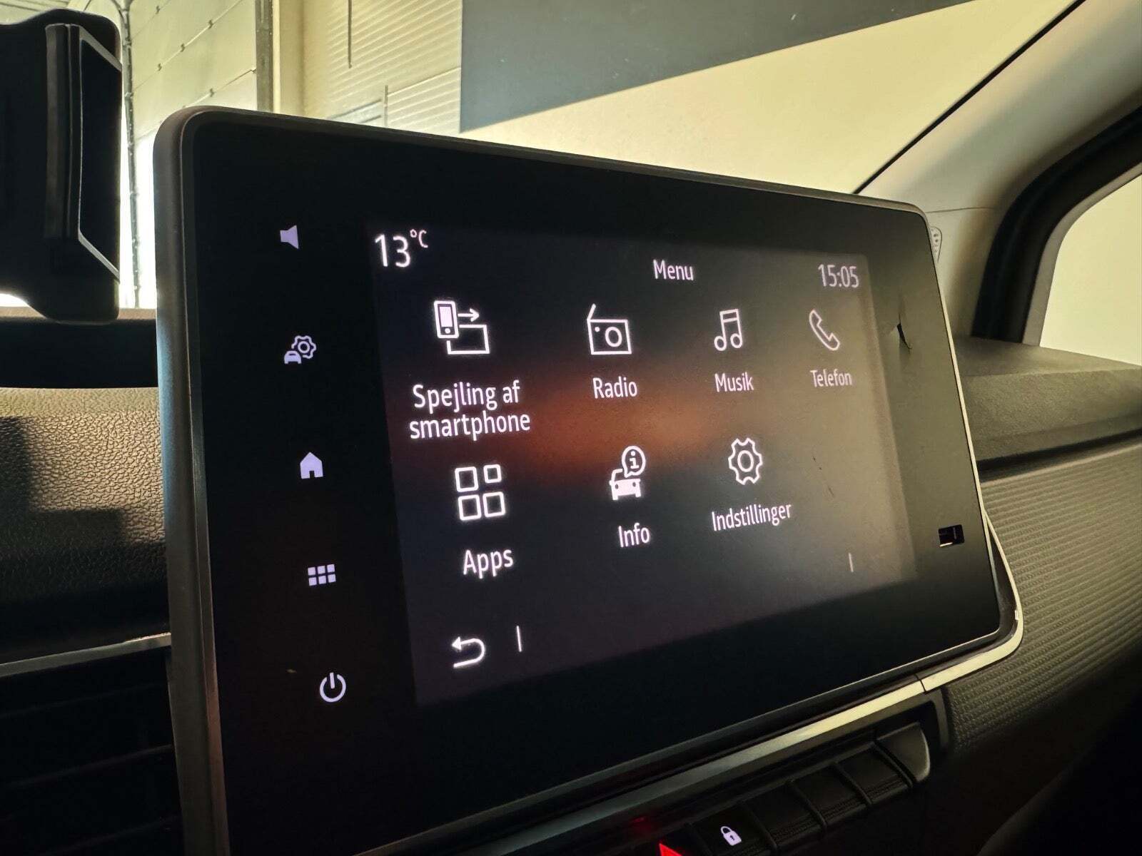 Sort Nissan Townstar fra 2024