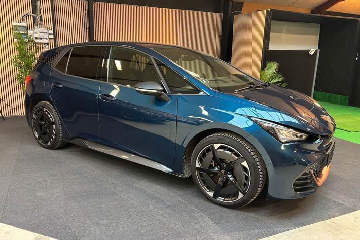 Blå Cupra Born fra 2024 set udefra