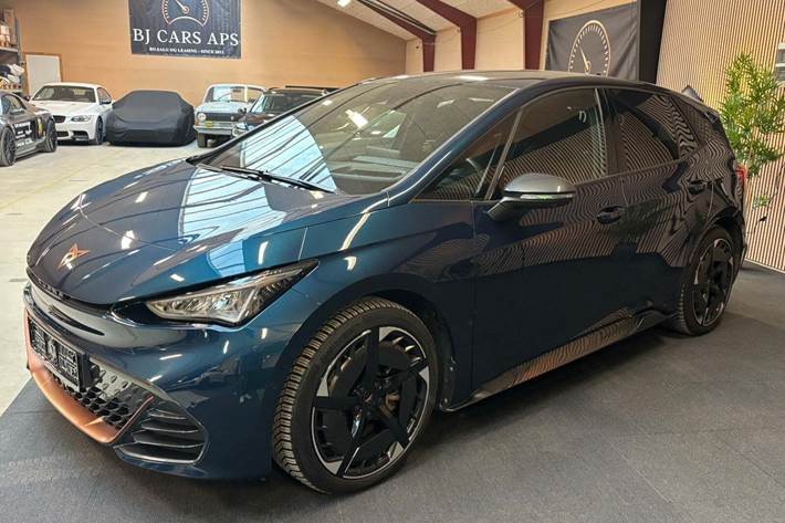 Blå Cupra Born fra 2024 set udefra