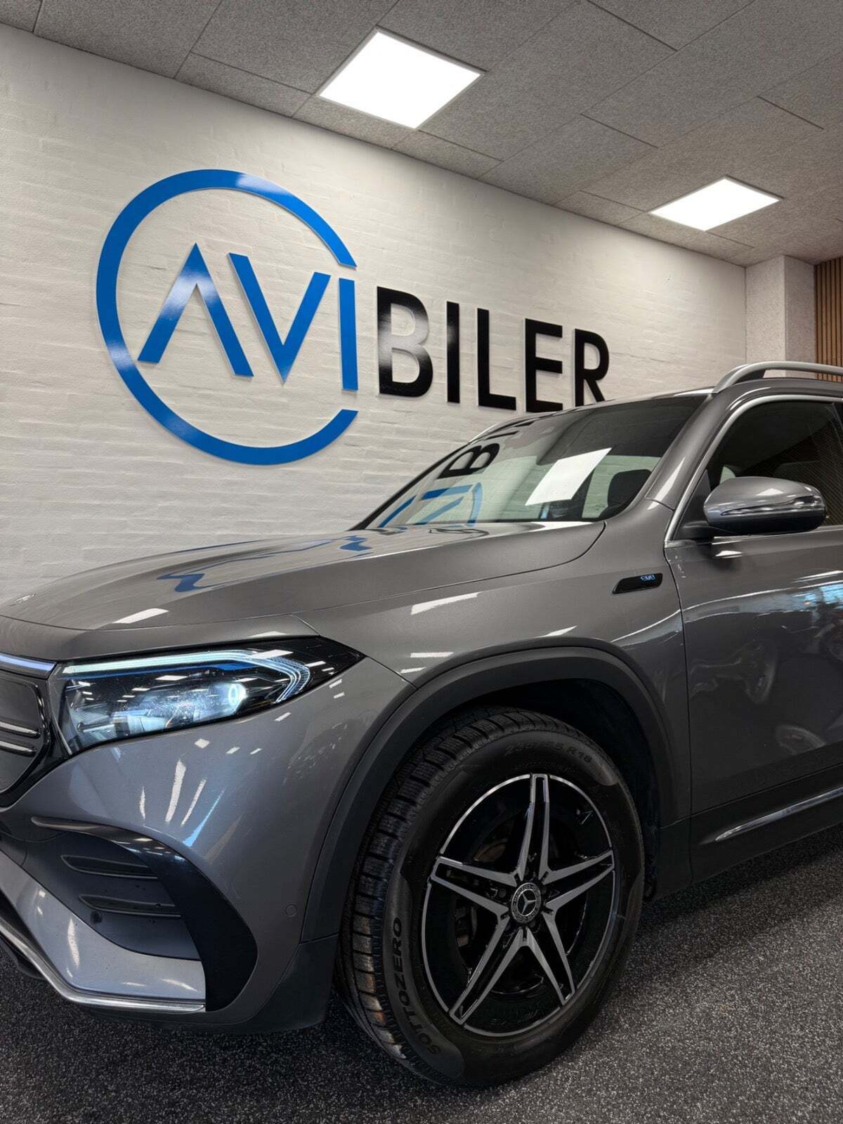 Grå Mercedes EQB300 fra 2022