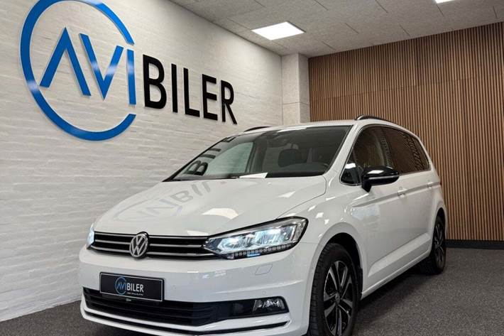 Hvid VW Touran fra 2019 set udefra