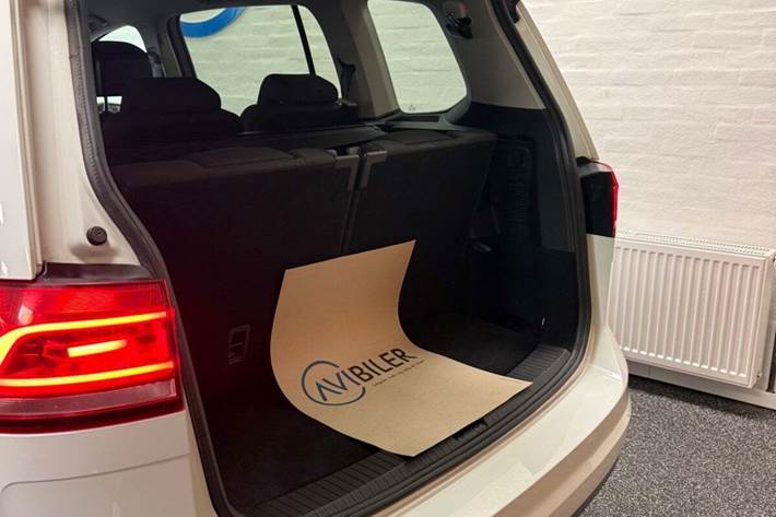 Hvid VW Touran fra 2019