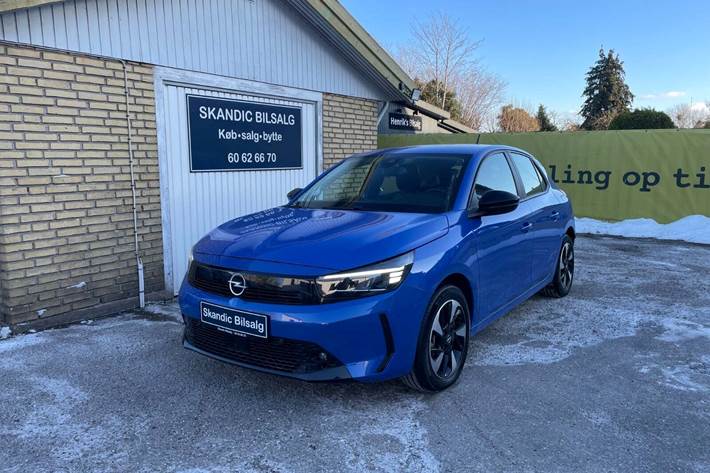 Blå Opel Corsa-e fra 2024 set udefra