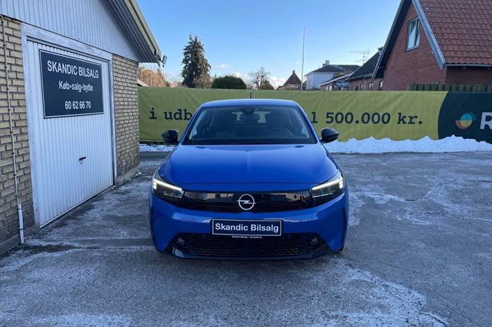 Blå Opel Corsa-e fra 2024